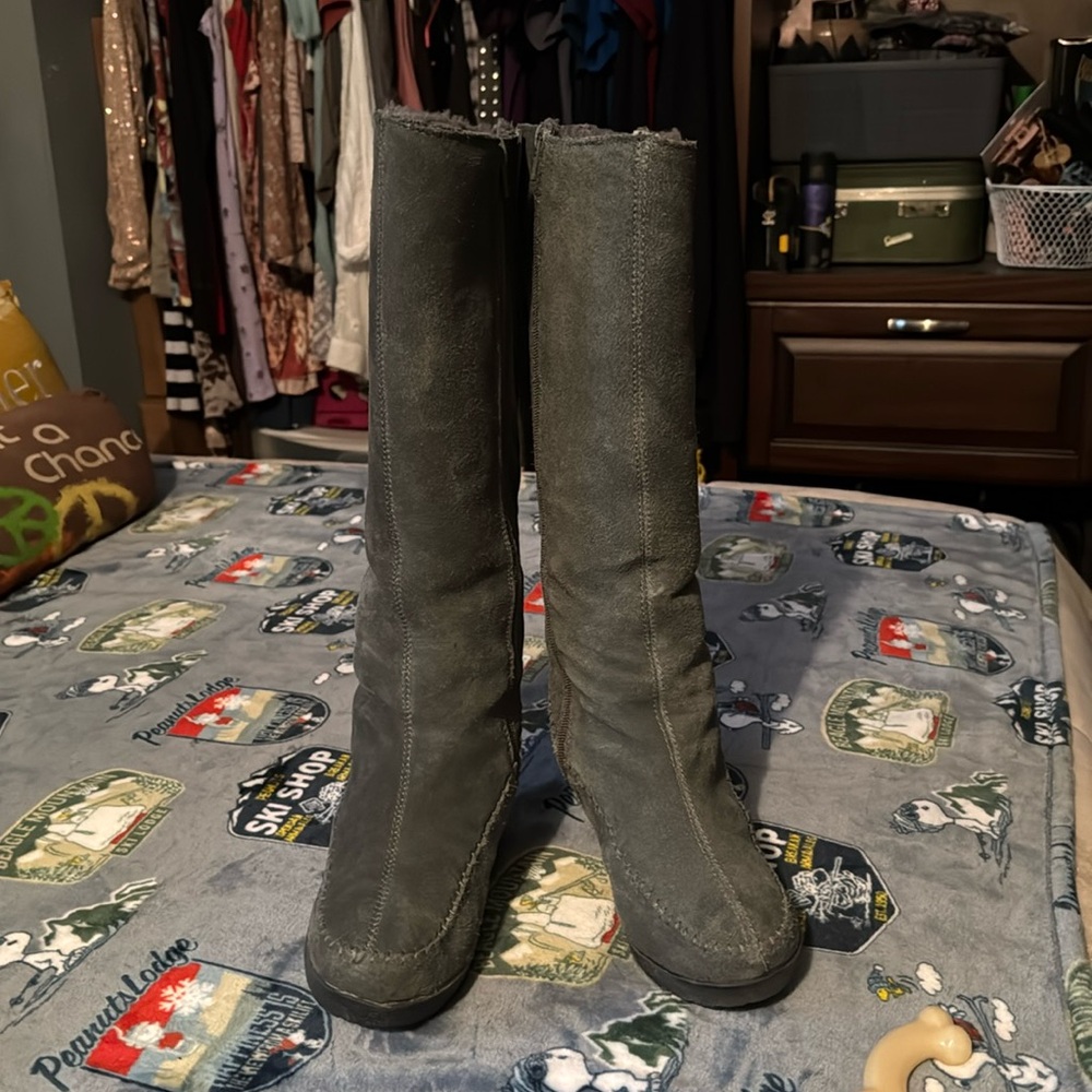 Bearplaw grey fur lined high boots with wedge sole.
